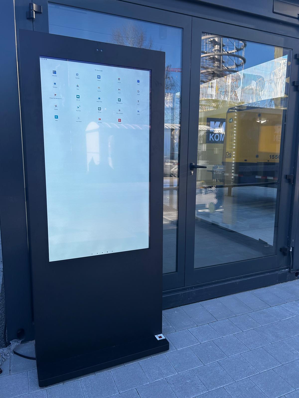 Digitale Info-Stele 55" für Outdoor zu vermieten