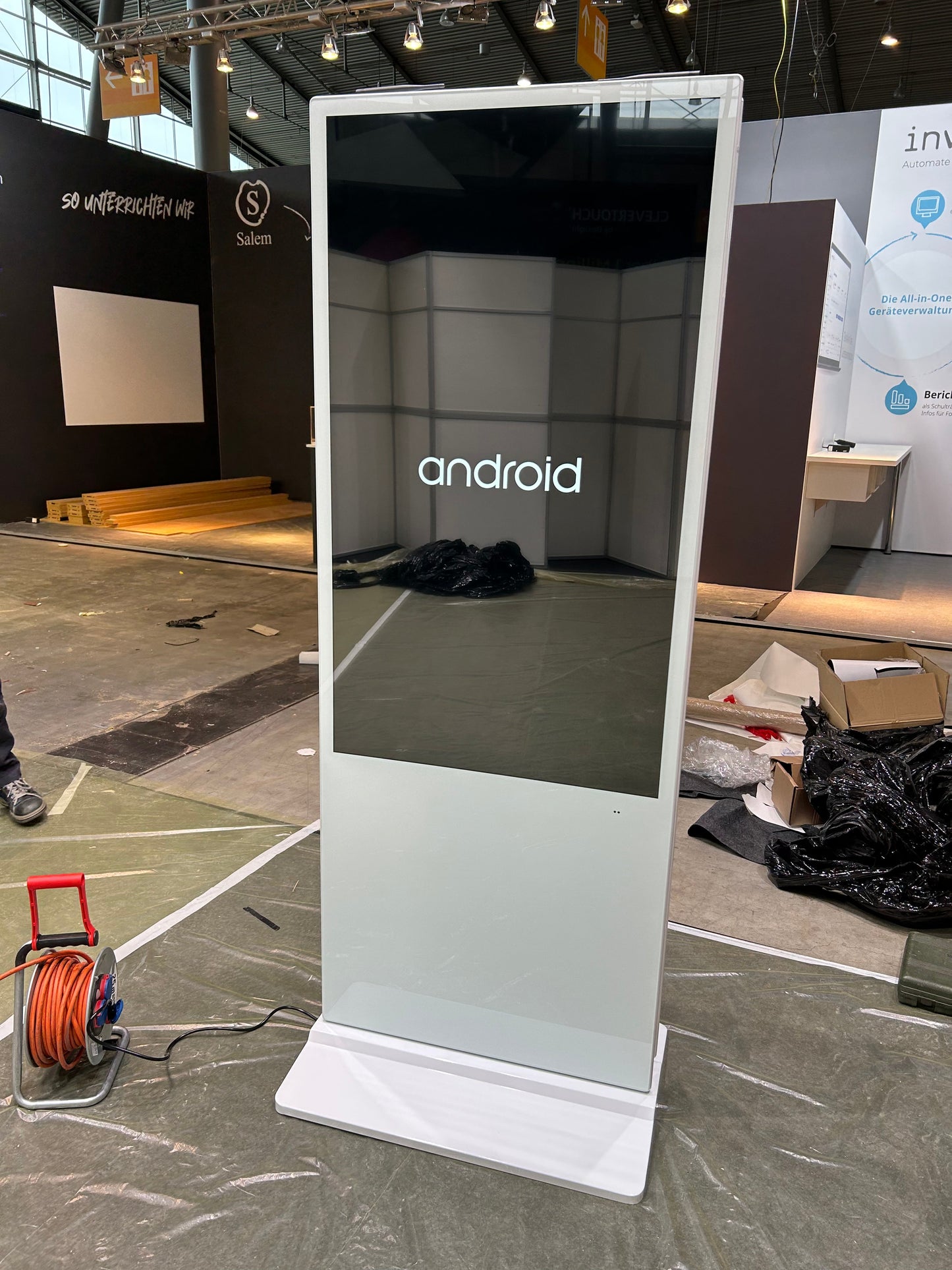 Doppelseitige Infostele 55 Zoll mit Android und Media Player