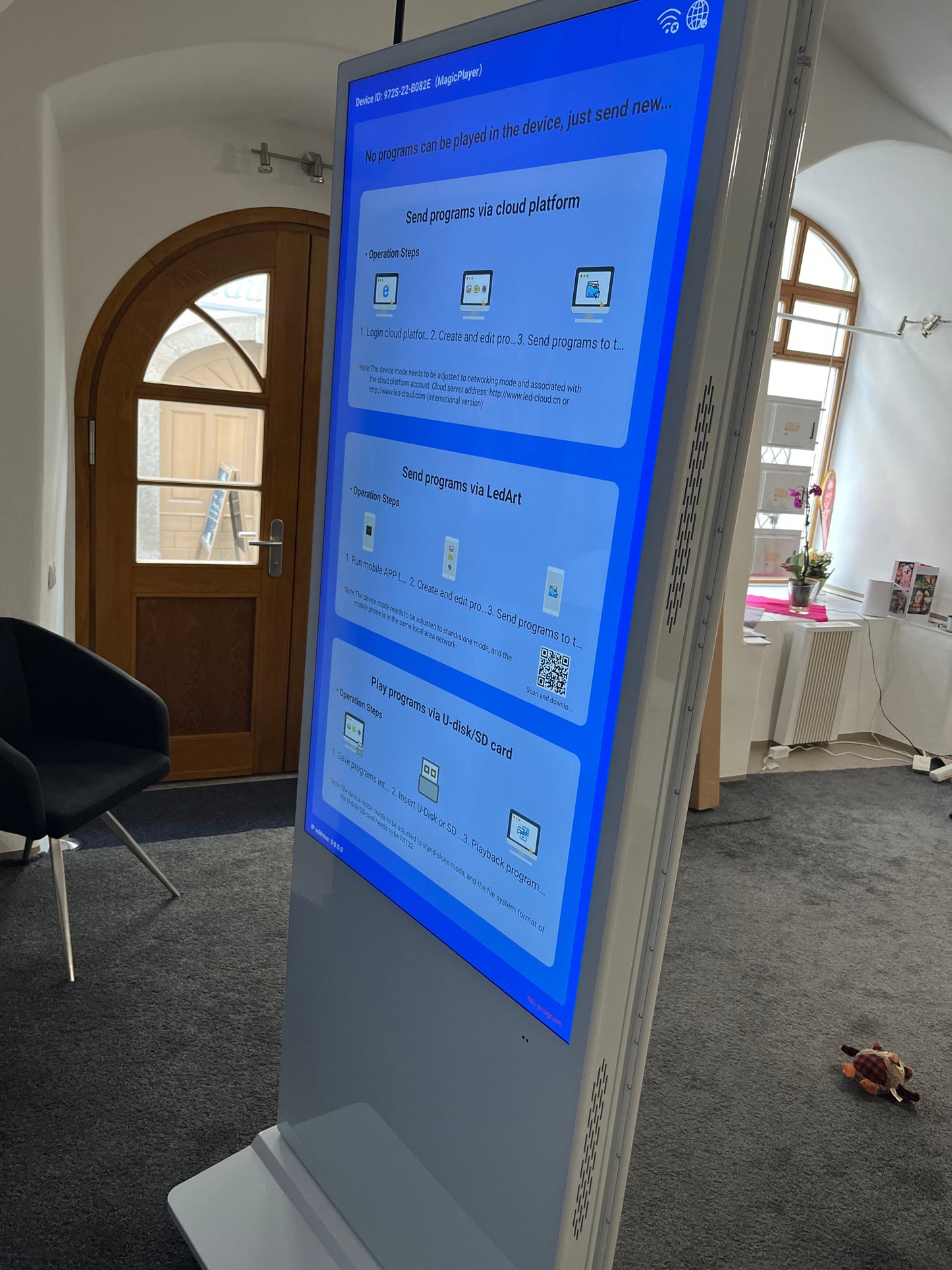 Doppelseitige Infostele 55 Zoll mit Android und Media Player