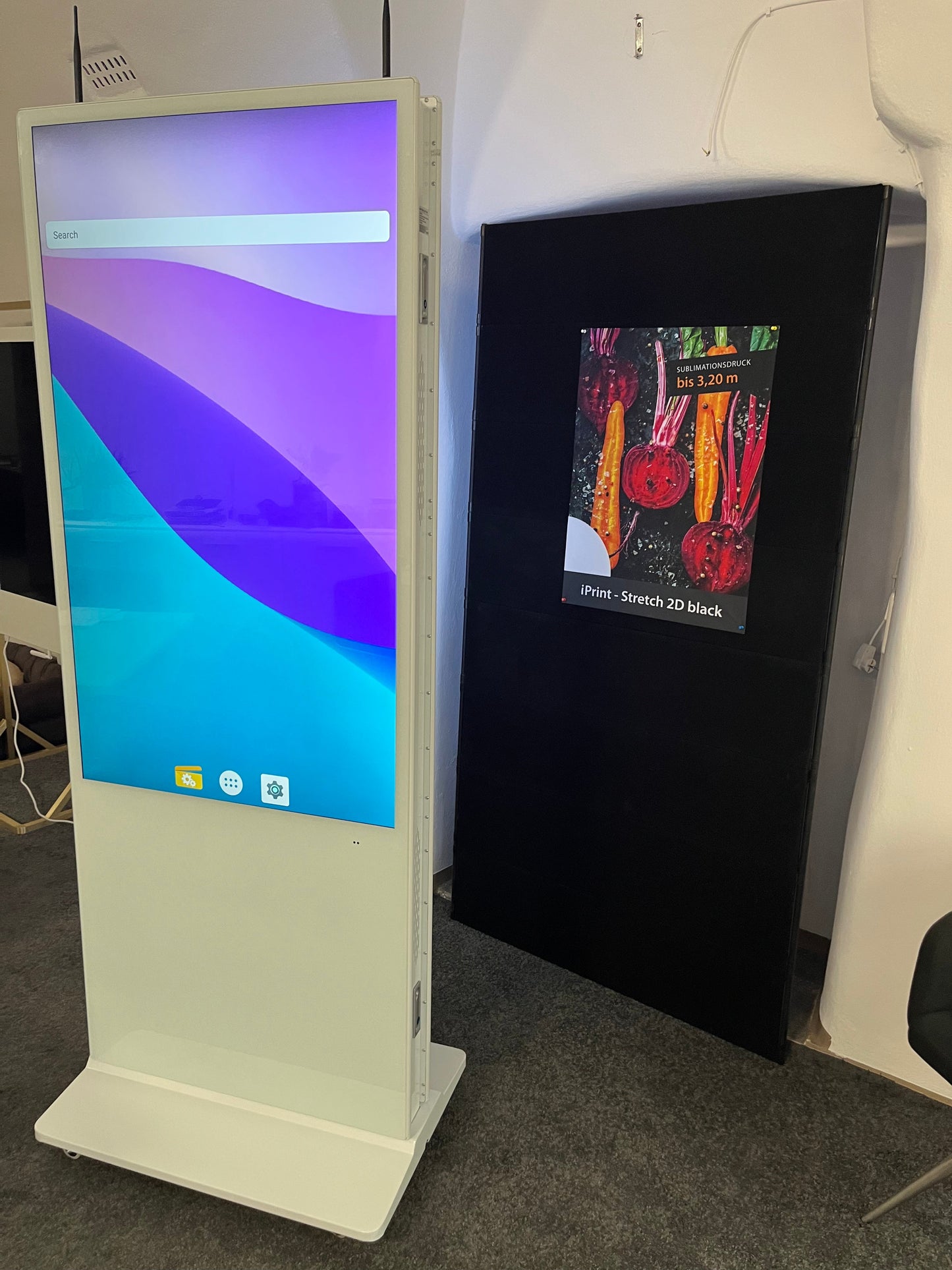 Doppelseitige Infostele 55 Zoll mit Android und Media Player