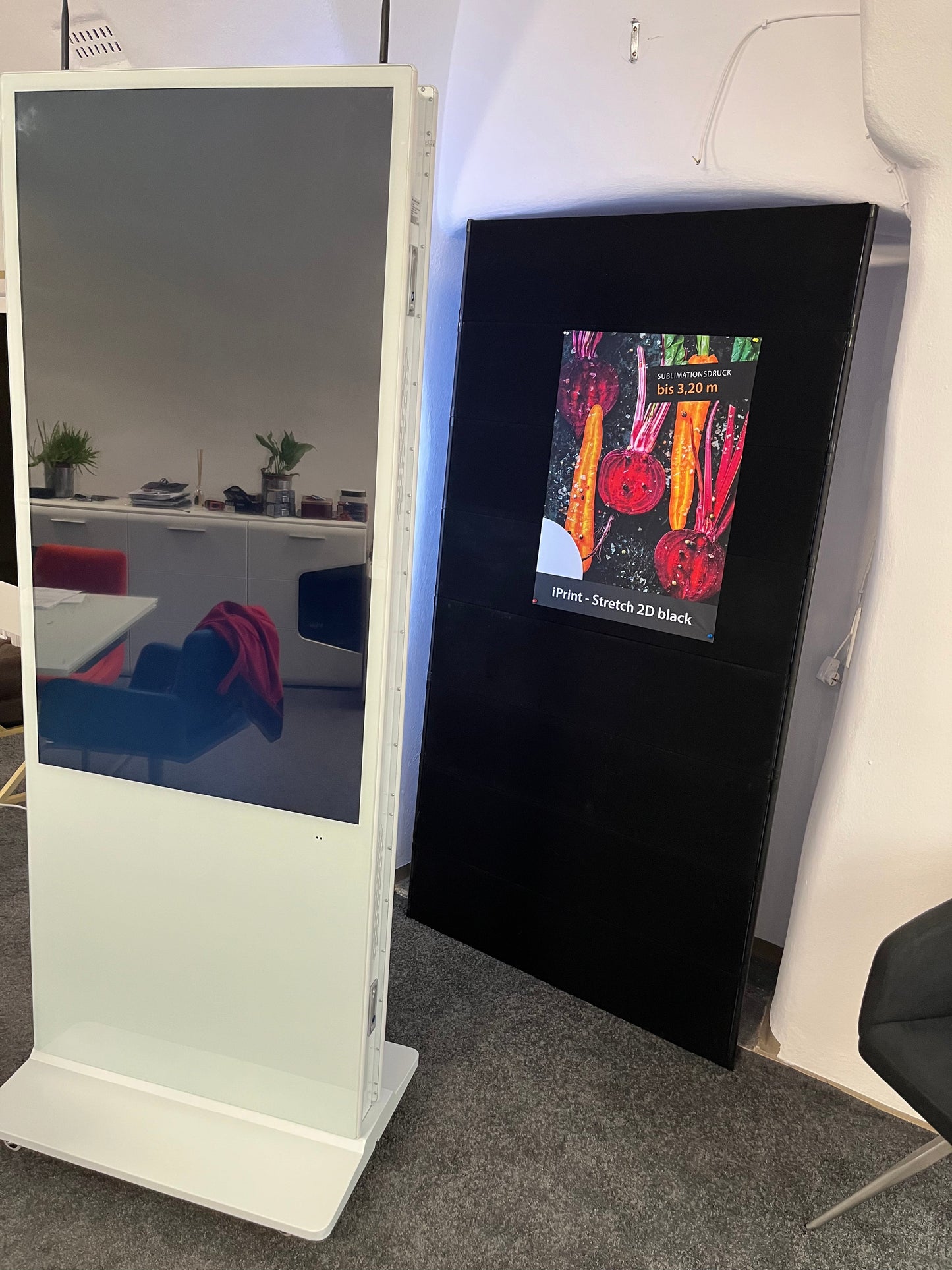 Doppelseitige Infostele 55 Zoll mit Android und Media Player