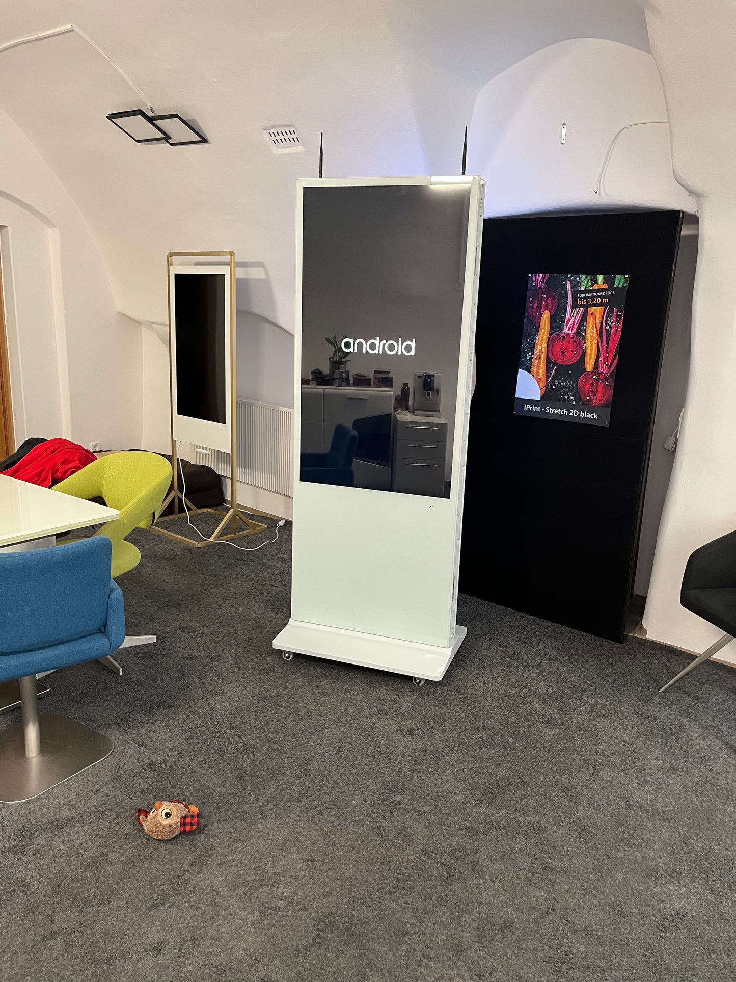 Doppelseitige Infostele 55 Zoll mit Android und Media Player