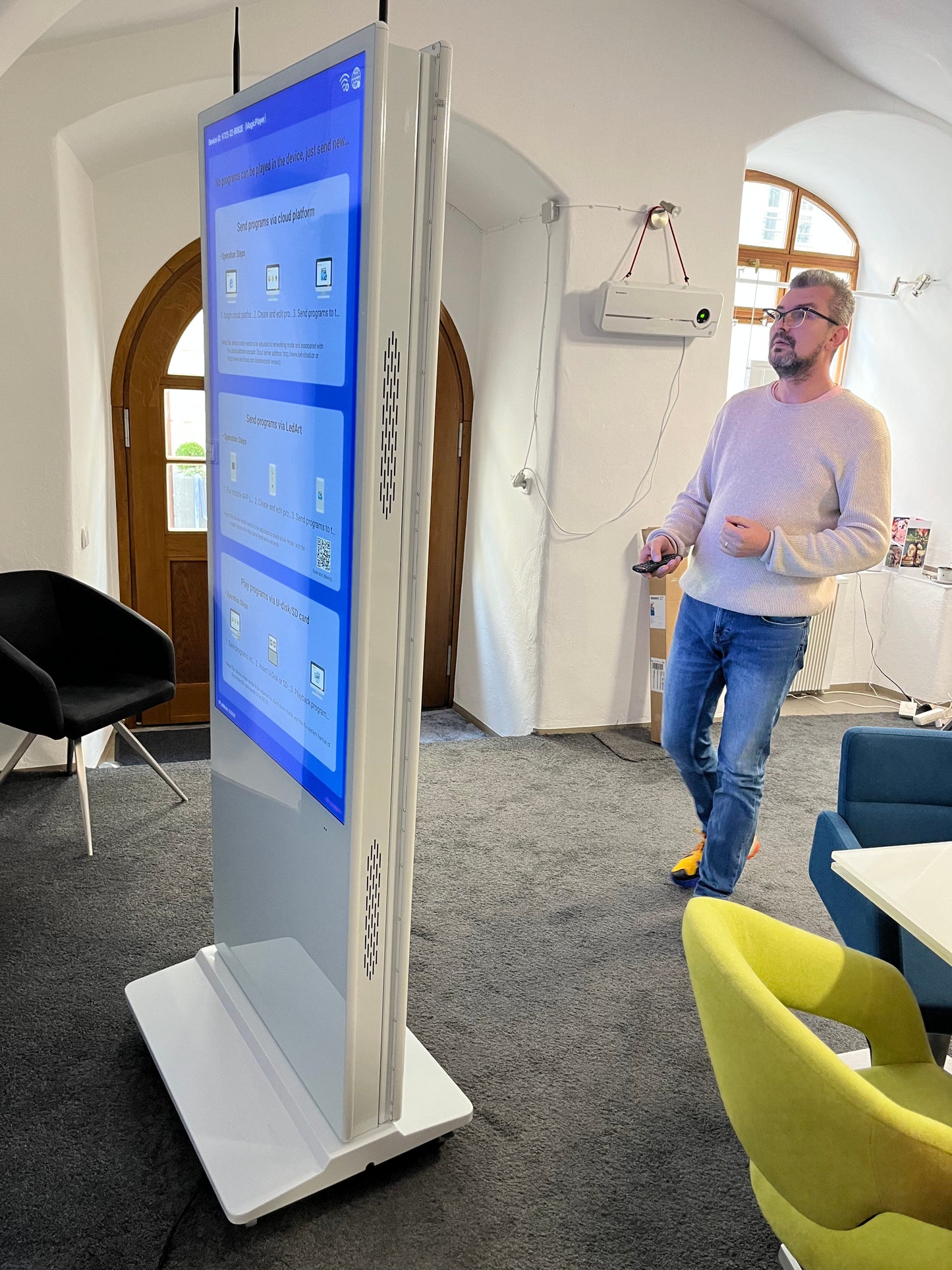 Doppelseitige Infostele 55 Zoll mit Android und Media Player